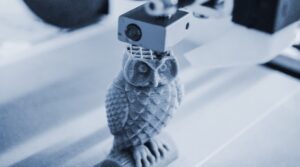 Rosnąca baza bezpłatnych modeli 3D — dostępnych na platformach takich jak Printables czy Thingiverse — sprawia, że nawet osoby bez umiejętności modelowania 3D mogą czerpać pełne korzyści z posiadania własnej drukarki.