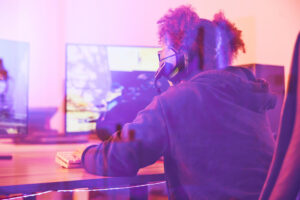 Streaming i tworzenie treści gamingowych to ścieżka kariery, która formalnie nie wymaga zatrudnienia przez organizację — można ją budować samodzielnie.