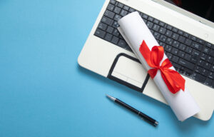 W przypadku kursów Google Career Certificates na Coursera pełny certyfikat zawodowy wymaga płatnej subskrypcji (ok. 49 USD miesięcznie).