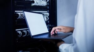 Nowoczesne systemy NAS oferują wbudowane agenty do automatycznej synchronizacji z komputerami.
