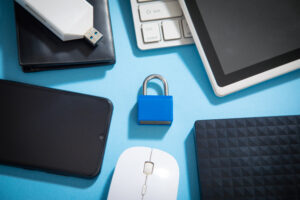 Warto sprawdzić, czy licencja obejmuje wszystkie platformy i ile urządzeń można nią objąć jednocześnie. Coraz więcej producentów oferuje licencje wielostanowiskowe w atrakcyjnej cenie.