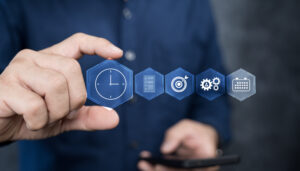 Aplikacje do zarządzania projektami stanowią centralny punkt koordynacji pracy rozproszonego zespołu — pozwalają przypisywać zadania, śledzić postępy i ustalać priorytety.